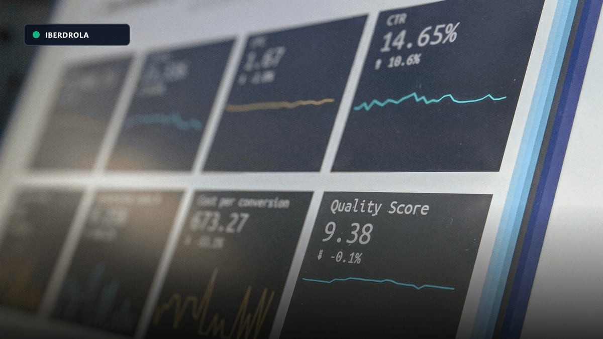 Panel de control de precios horarios y curva de demanda eléctrica