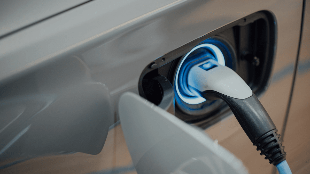 Conector de carga rápida para vehículo eléctrico en estación de recarga